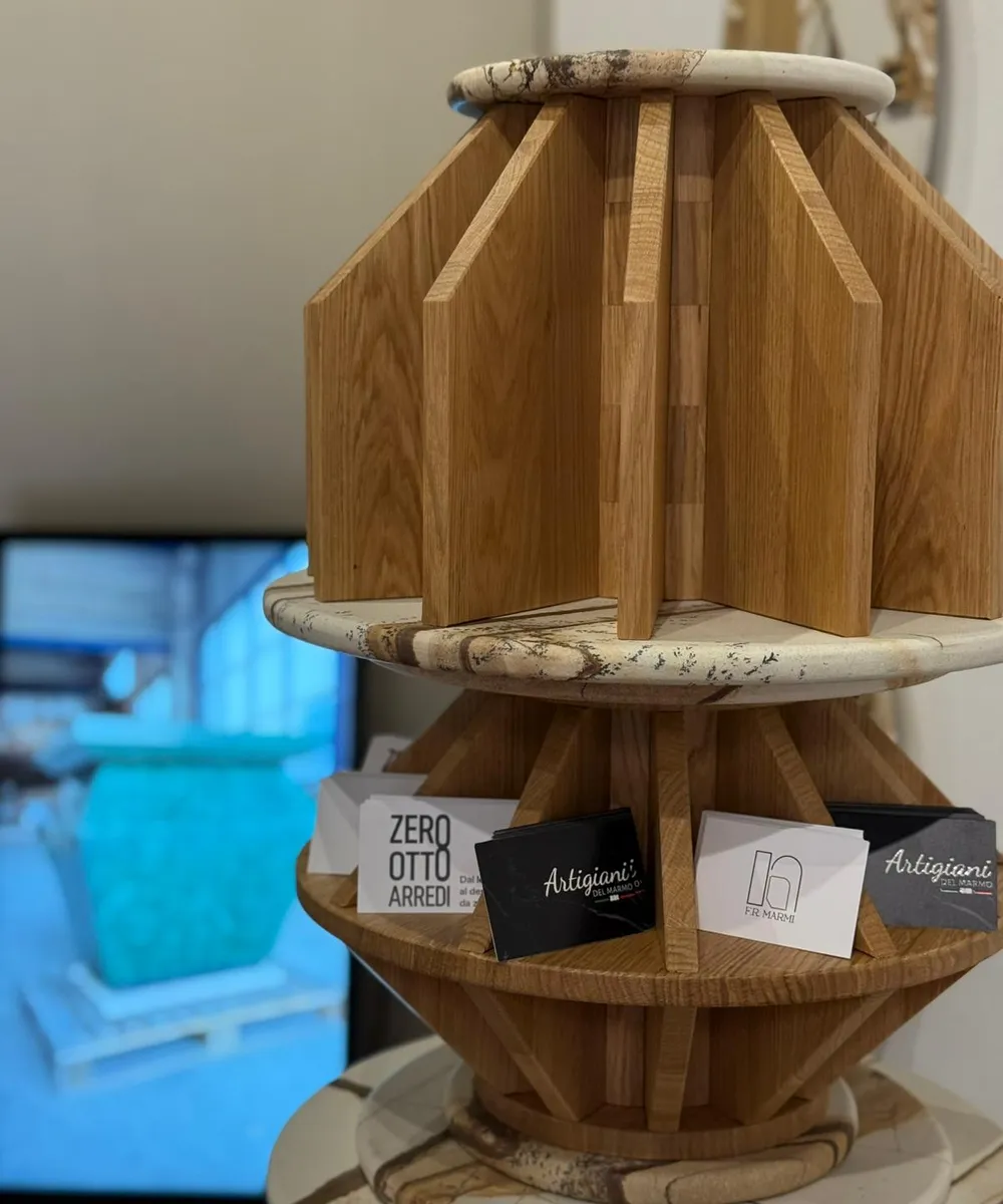 Elemento scultoreo in legno e marmo
