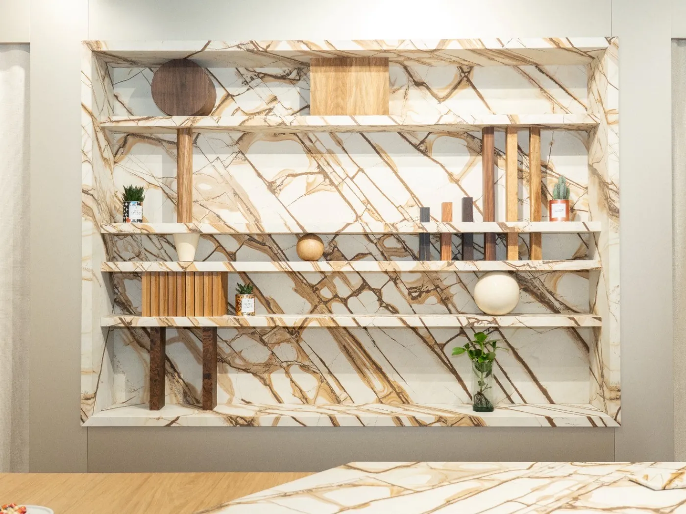 Dettaglio delle mensole in marmo e legno