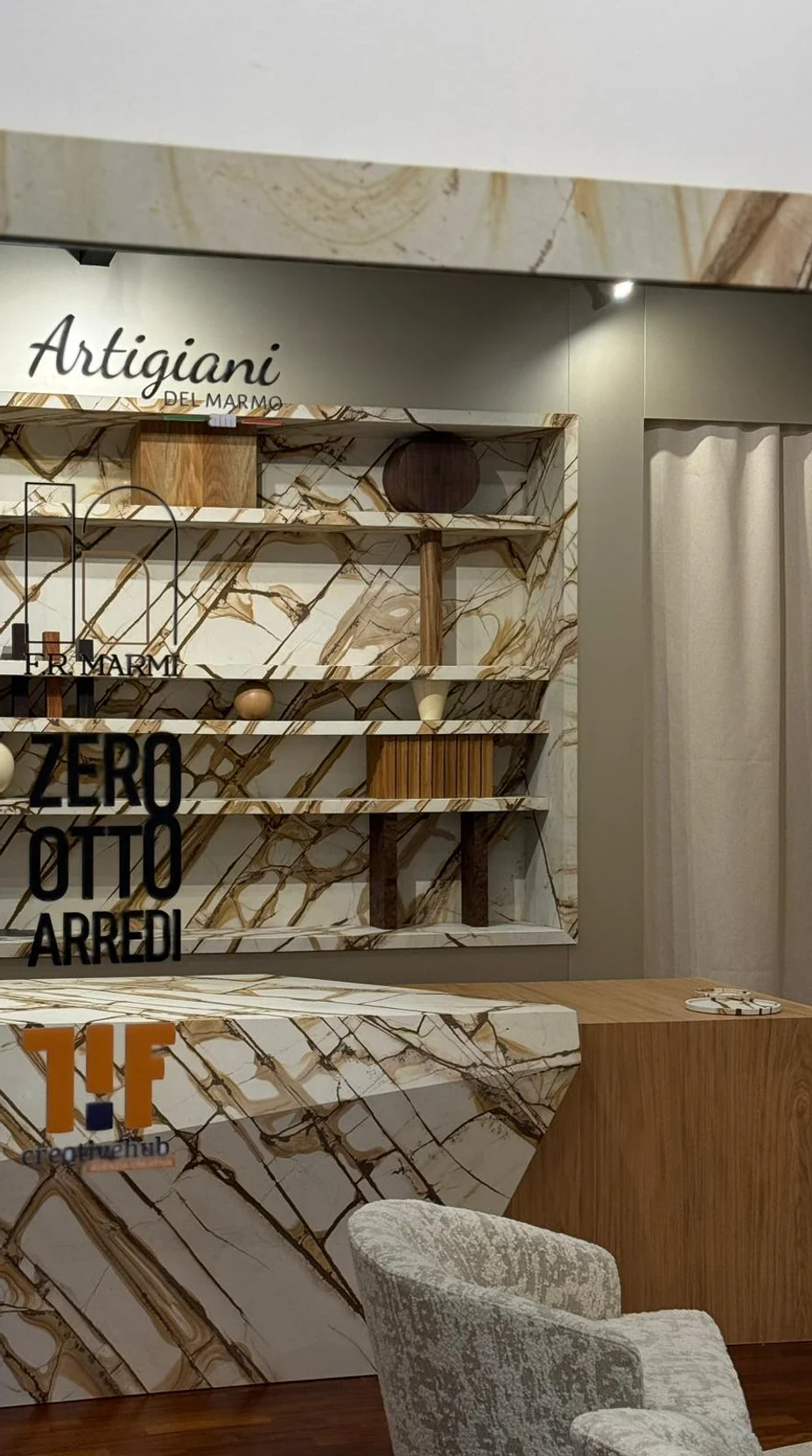La parete dell'esposizione con i marchi F.R. Marmi, Artigiani del Marmo e Zero Otto Arredi