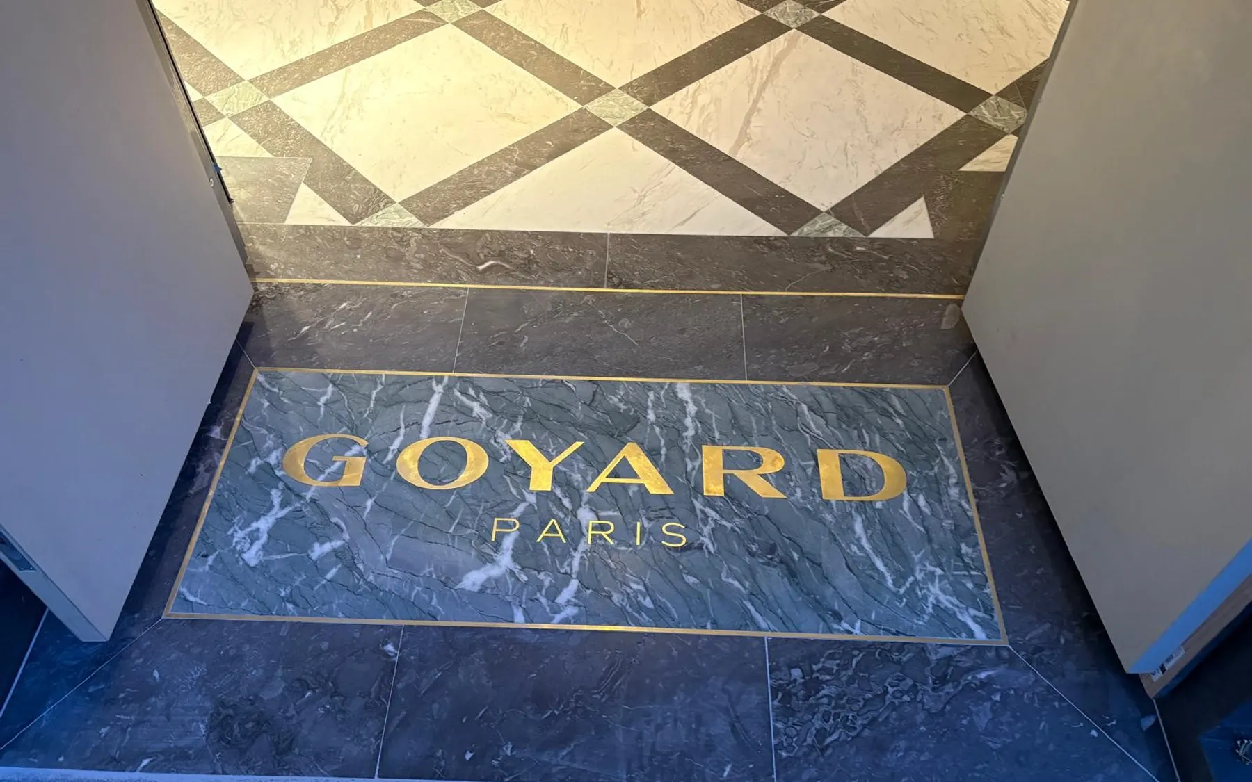 Ingresso boutique Goyard in marmo